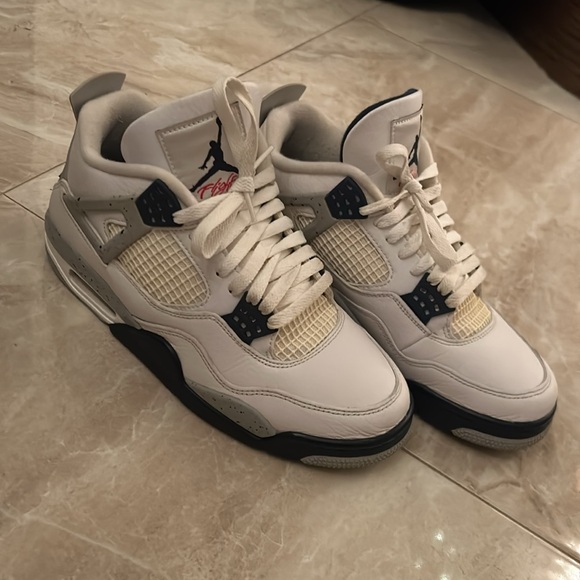 Air Jordan 4 Midnight Navy Size 8 worn twice AUTHENTIC